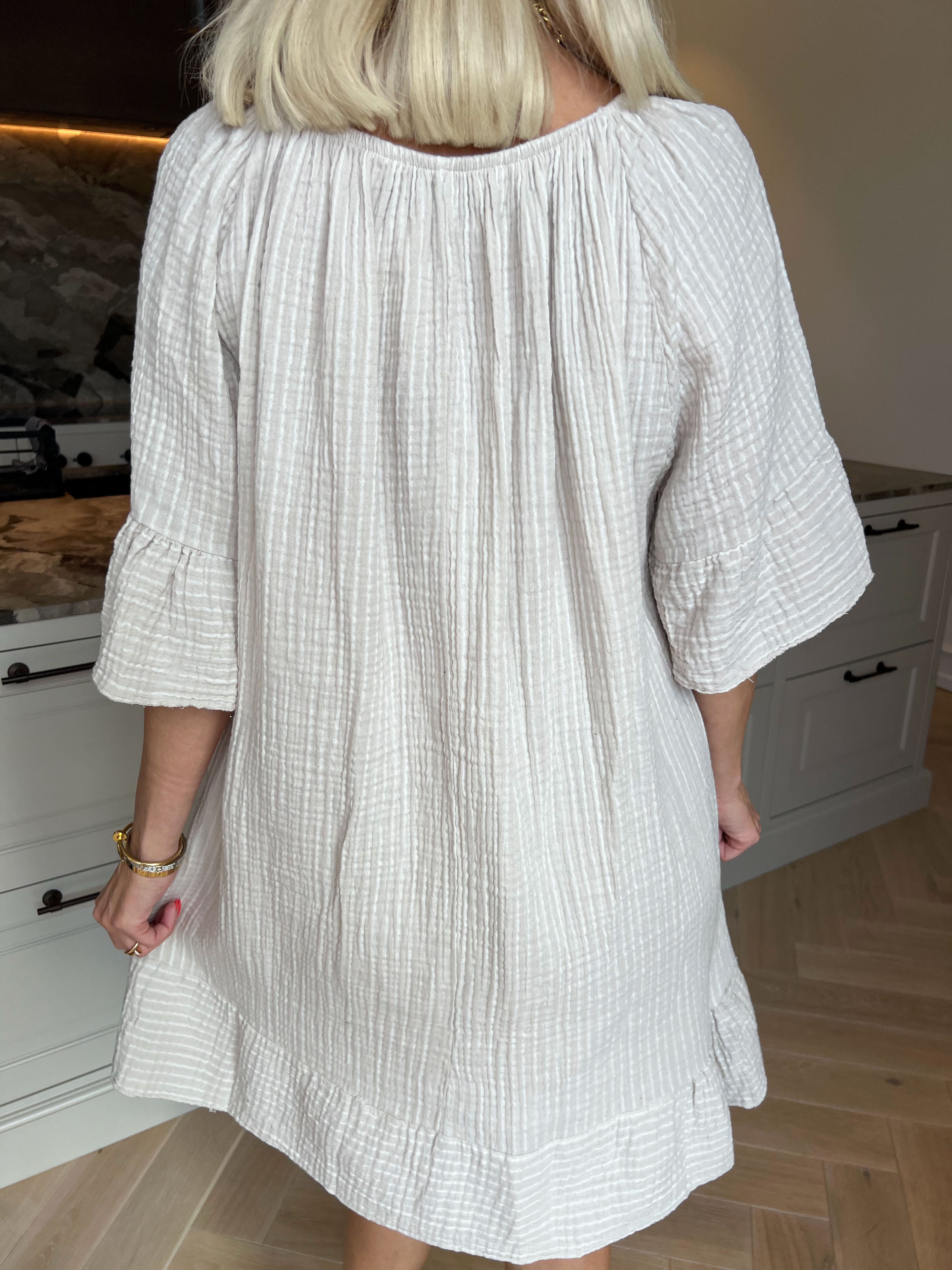 Olly - Blød stribet bomuldskjole med flæsekanter